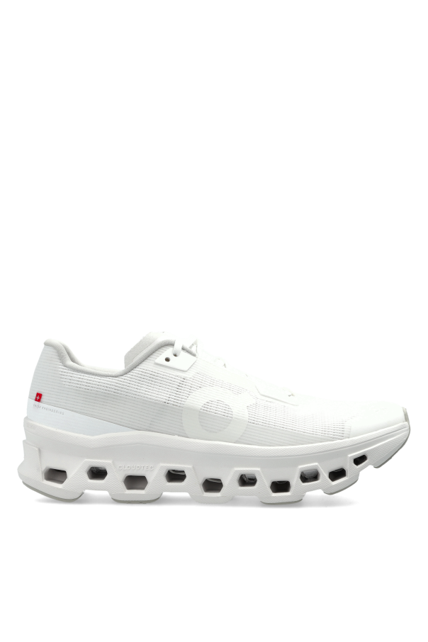 Sports shoes 