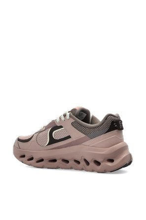 On ‘Cloudtilt Arc’ sport shoes