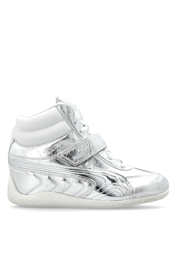 Sports shoes 