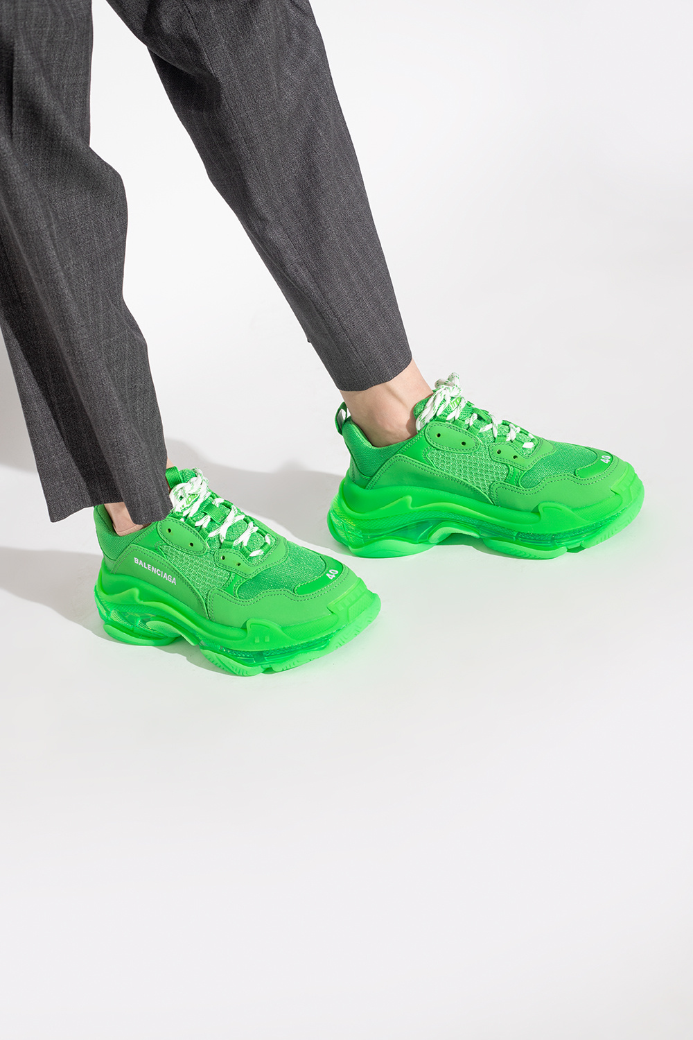 Triple S' sneakers Balenciaga - IetpShops Germany - Katie Holmes Styles a  Summer Dress For Fall With Her Hands Full of Rental Shoes