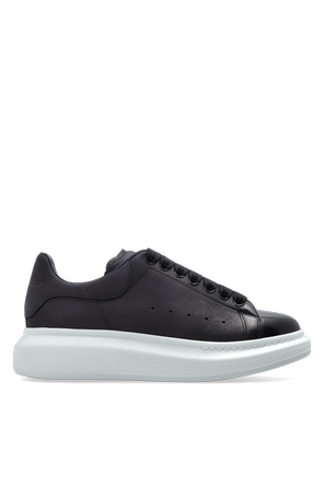 “Oversized” sports shoes