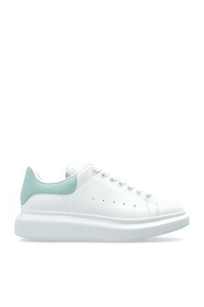 Sports shoes with logo