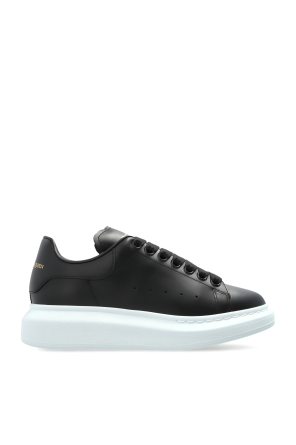 Sports shoes with logo