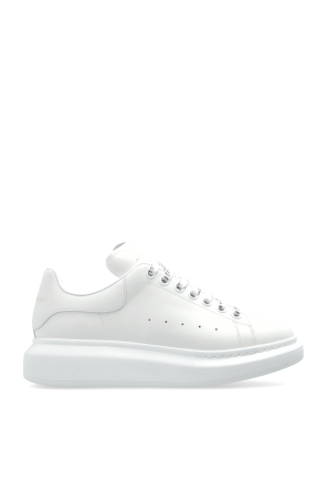 Sports shoes with logo