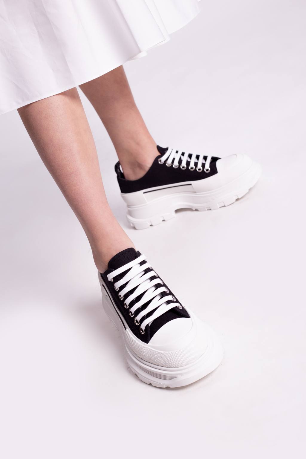GetUSCart- Alexander McQueen Men's 45MM White and Black Leather Platform  Sneakers (Numeric_7)