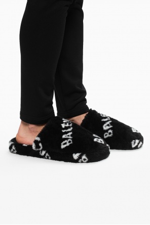 ‘home’ fur slides with logo, zdjęcie 2 ‘home’ fur slides with logo od Balenciaga