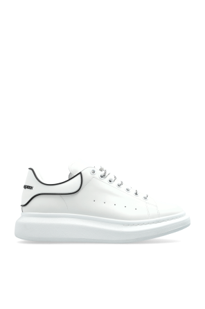 Sports shoes with logo