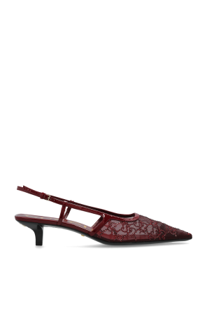 Absatzschuhe mit glänzenden Kristallen