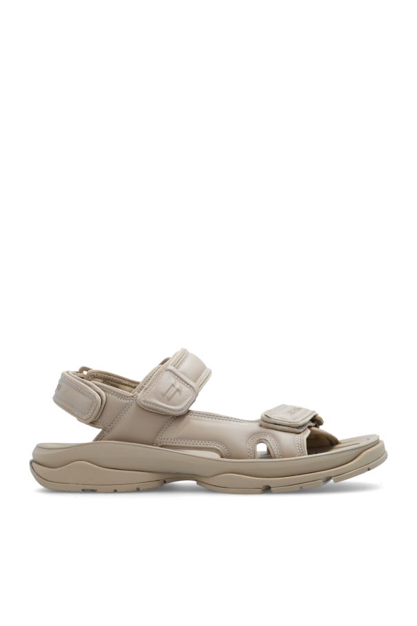 ‘tourist’ sandals od Balenciaga