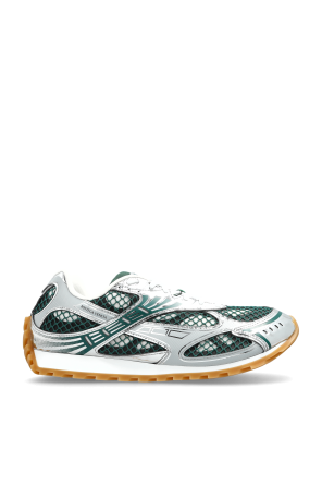 Sports shoes 