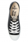 Vivienne Westwood la cual tiene en su lista las sneaker