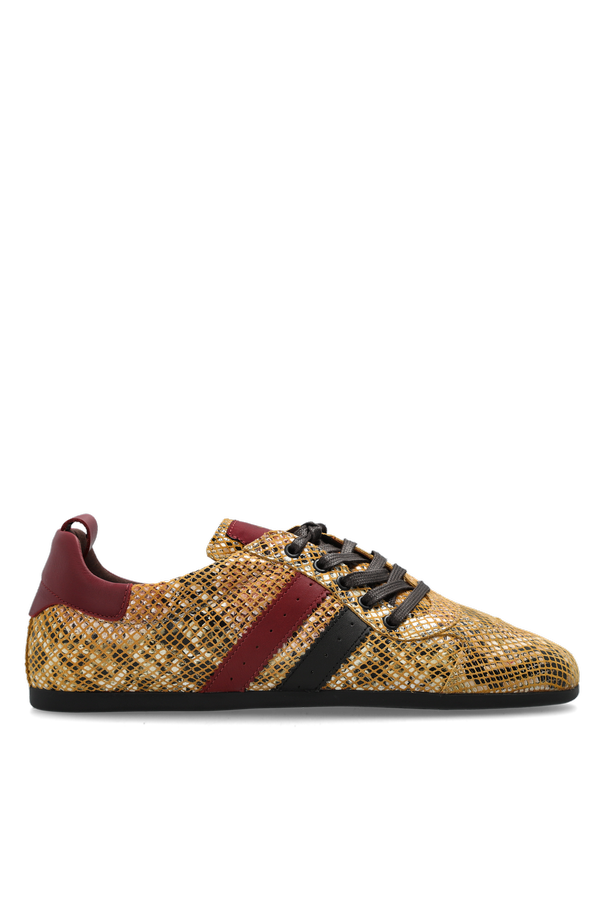Sports shoes 
