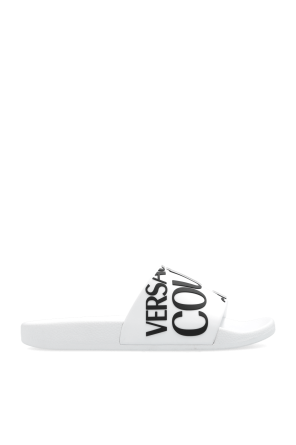 Slides with logo od martha medeiros bianca shirt