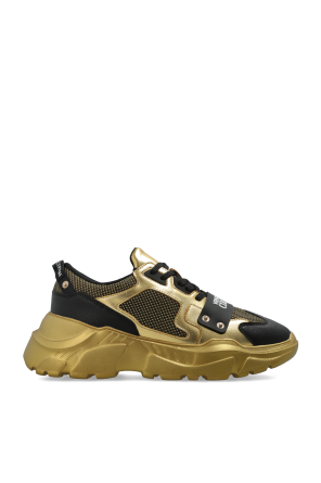 Sports shoes with logo