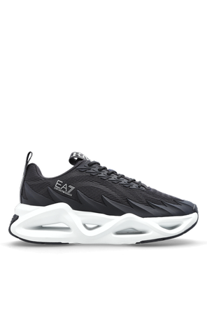 Sports shoes with logo