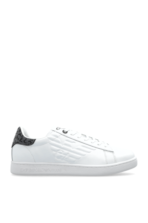 Sports shoes with logo