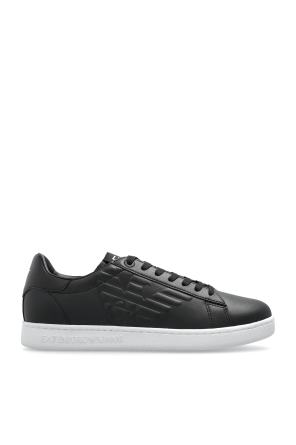Sports shoes with logo
