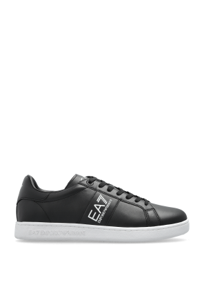 Sports shoes with logo