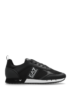 Sports shoes with logo