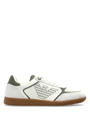 Sports shoes with logo