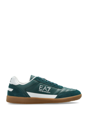 Sports shoes with logo