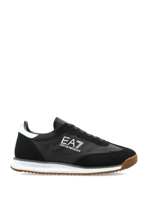 Sports shoes with logo