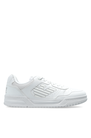 Sports shoes with logo
