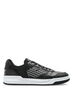 Sports shoes with logo