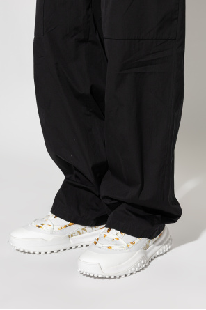 Buty sportowe ze wzorem `barocco` od Versace Jeans Couture