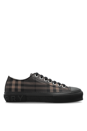 Sports shoes
