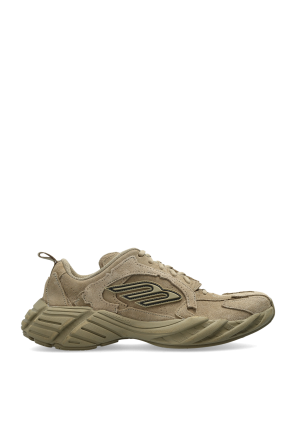 Sports shoes 
