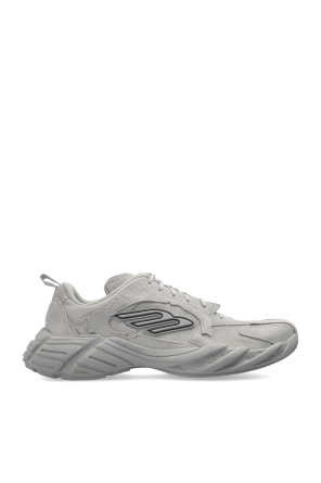 Sports shoes 