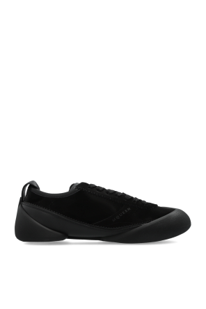 Sports shoes with logo