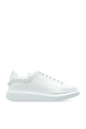 Sports shoes with studs