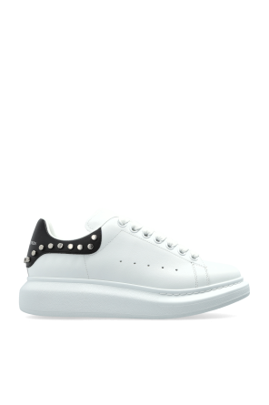 Sports shoes with logo