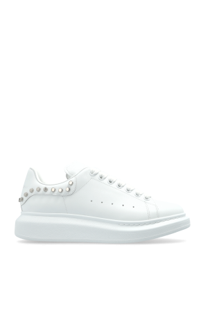 Sports shoes with studs