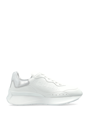 Sports shoes with logo