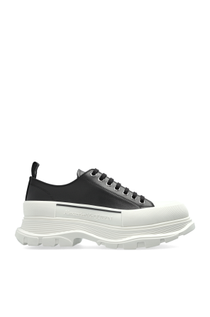 Sports shoes with logo