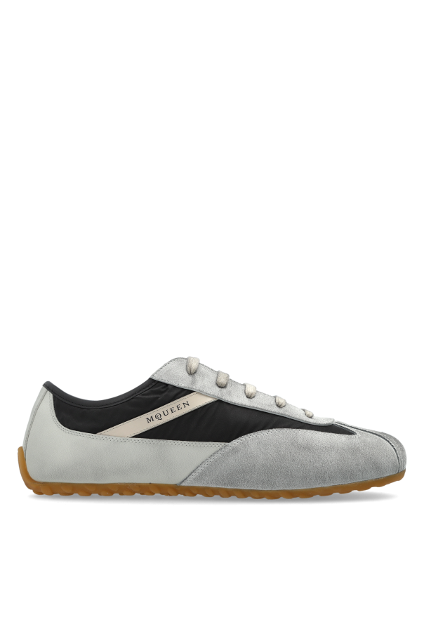 Sports shoes 