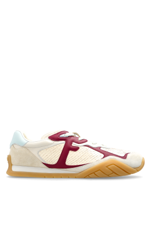 Sports shoes with logo