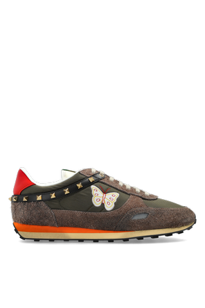 Sports shoes with studs