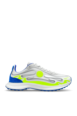 Sports shoes with logo