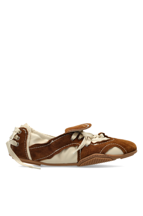 Sports shoes