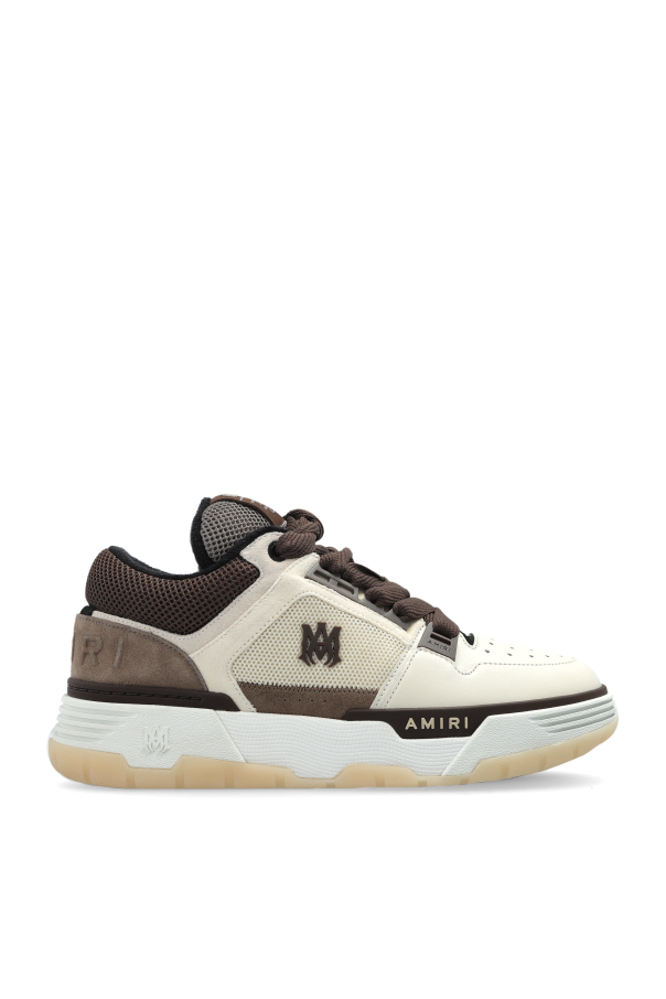 Sports shoes 