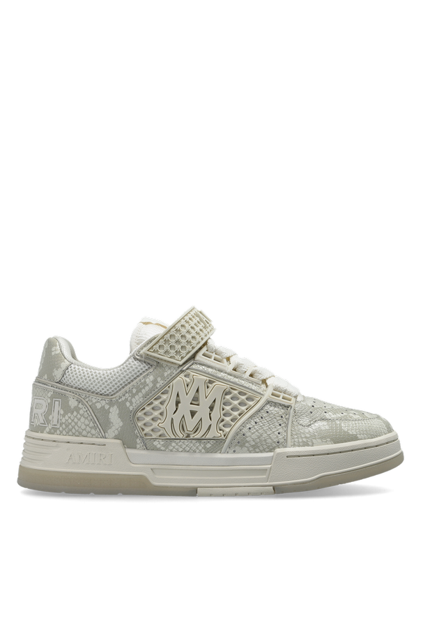 Sports shoes 