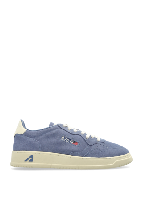Sports shoes 