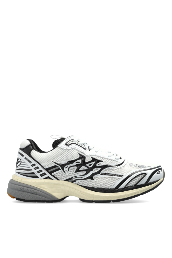 Sports shoes 