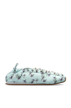 Sports shoes with a floral motif