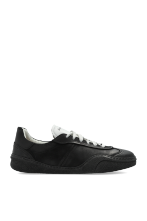 Sports shoes