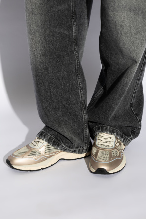 Sneakers 'run rocket low' od Enterprise Japan